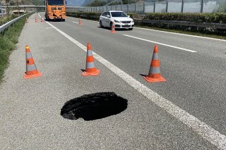 La cavité constatée sur l'A9 s'étend également sous les voies de circulation et descend en forme de tuyau jusqu'à environ 2 mètres de profondeur, explique mercredi l'Office fédéral des routes (OFROU). Elle est probablement due à la présence de gy...